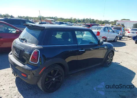 2010 Mini Cooper S из США, поврежденный, VIN WMWMF7C53ATX43586